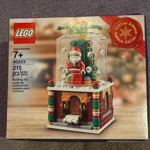 LEGO Festive Santa Snow Globe Set